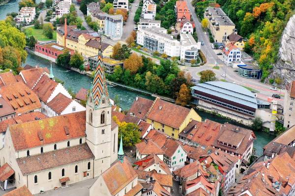 Flugaufnahme der Region Baden und Ennetbaden mit Stadtkirche und Limmat – Gebiet des FTTH Glasfasernetzes von Baden4net – Quadratisch zugeschnitten