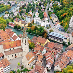 Flugaufnahme der Region Baden und Ennetbaden mit Stadtkirche und Limmat – Gebiet des FTTH Glasfasernetzes von Baden4net – Quadratisch zugeschnitten