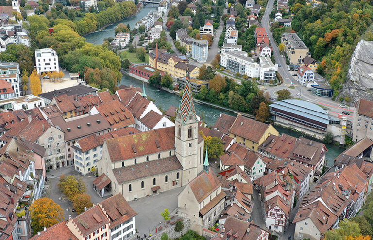 Luftaufnahme von Baden und Ennetbaden entlang der Limmat – das Glasfasernetz von Baden4net deckt alle Quartiere vollständig ab