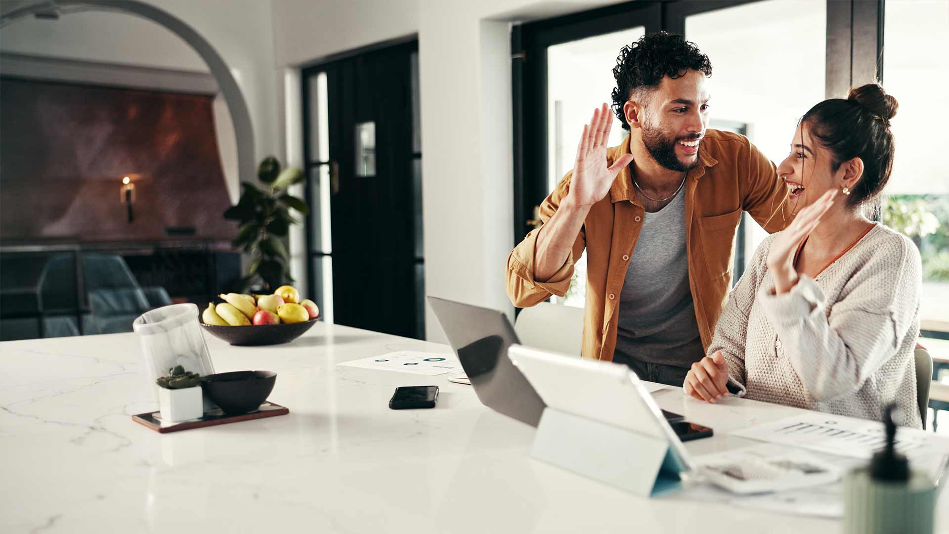 Paar vergleicht Provider für Internet, TV und Telefonie am Tablet – Anbieter auf dem Glasfasernetz von Baden4net in Baden und Ennetbaden
