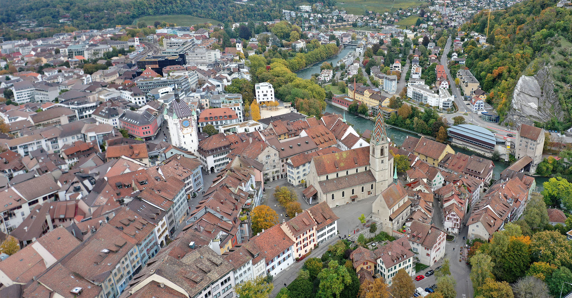 Luftaufnahme der Altstadt von Baden und Ennetbaden mit Limmat und Stadtkirche – Standort des Glasfasernetzes von Baden4net