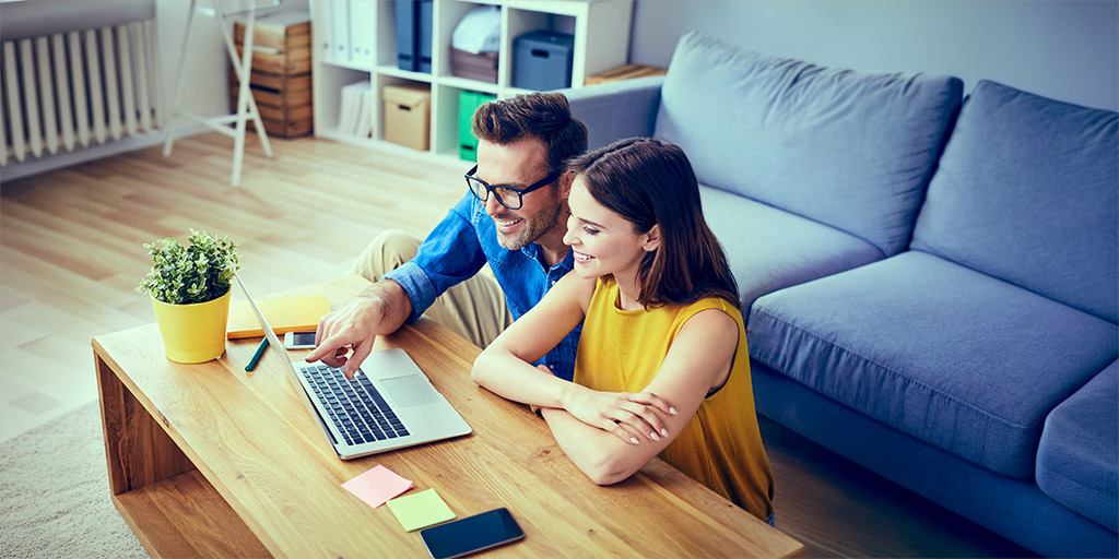 Kundin und Kunde informieren sich online – unabhängige Beratung zu Providern auf dem Glasfasernetz von Baden4net