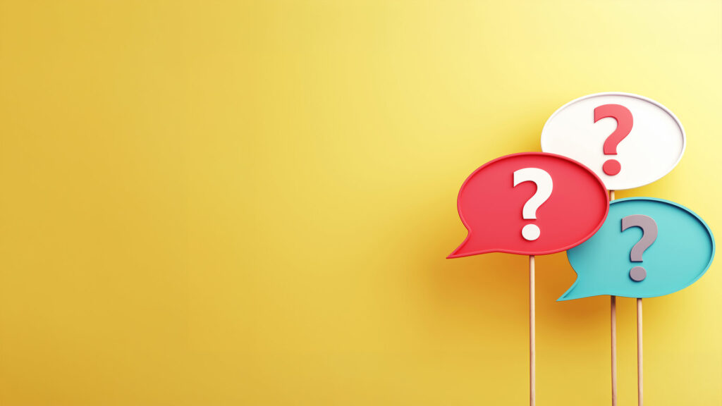 Farbige Sprechblasen mit Fragezeichen vor gelbem Hintergrund – häufige Fragen zum Glasfasernetz von Baden4net in Baden und Ennetbaden